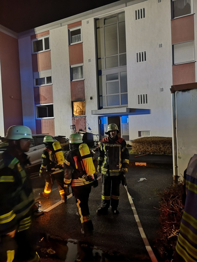 Im Erdgeschoss dieses Mehrfamilienhaus...e durch einen Brand komplett zerstrt.  | Foto: Ralf Burgmaier