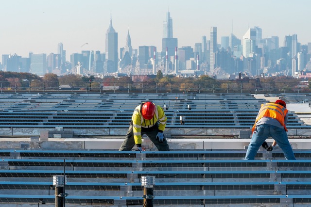 Solarenergie wird in den USA wichtiger. (Archivbild)  | Foto: Mary Altaffer/AP/dpa