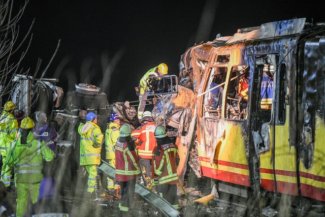 Bis in die Nacht arbeiteten die Einsatzkr&auml;fte an der Unfallstelle.  | Foto: Jason Tschepljakow/dpa