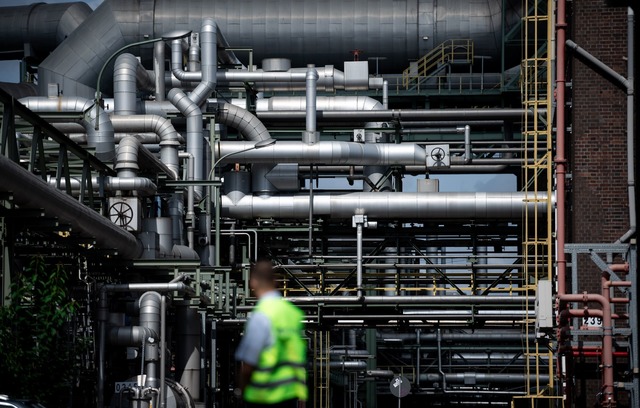 Die Chemie-Industrie hat mit gestiegen...epreisen zu k&auml;mpfen. (Archivbild)  | Foto: Fabian Strauch/dpa