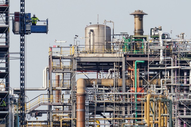 Die deutsche Chemieindustrie erwartet ...e stagnierende Produktion (Archivbild)  | Foto: Uwe Anspach/dpa