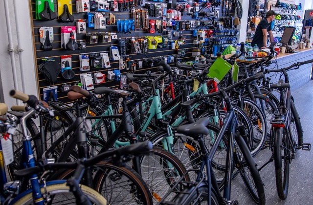 Der Fahrradhandel hat reichlich Modelle auf Lager.  | Foto: Jens B&uuml;ttner/dpa