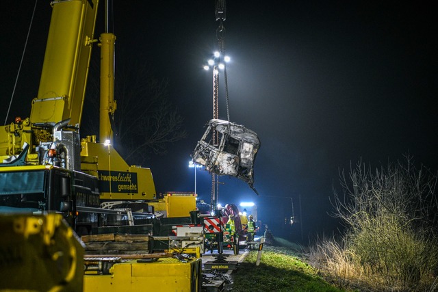 Mit einem gro&szlig;en Kran und unter ...cht werden Tr&uuml;mmerteile geborgen.  | Foto: Jason Tschepljakow/dpa