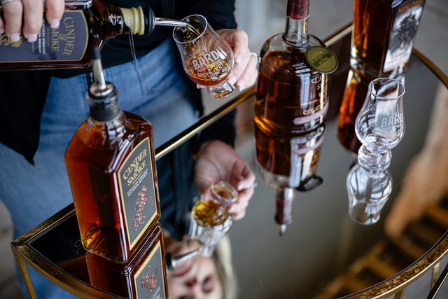 Whiskey aus den USA k&ouml;nnte in Deutschland bald teurer werden.  | Foto: Jon Cherry/FR171965 AP/AP/dpa