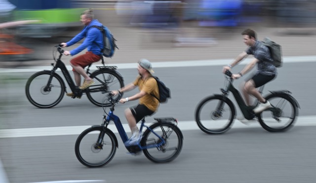 E-Bikes werden viel sp&auml;ter versch...t als es die Industrie angenommen hat.  | Foto: Arne Dedert/dpa