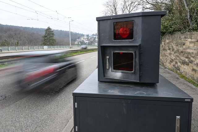 Eine Frau ist mehr als 100 Mal zu schnell gefahren. (Symbolbild)  | Foto: Bernd Weibrod (dpa)