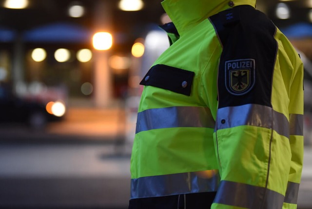 Ein Bundespolizist kontrolliert die Grenze am Autobahnbergang in Weil am Rhein.  | Foto: Jonas Gnther