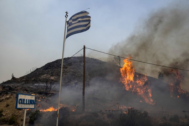 Flammen lodern auf einem Hgel in Rhodos (Symbolfoto vom Juli 2023)  | Foto: Petros Giannakouris (dpa)