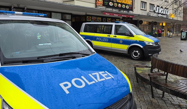 Polizeikr&auml;fte suchen nach dem Verd&auml;chtigen.  | Foto: Thomas Riedel/dpa