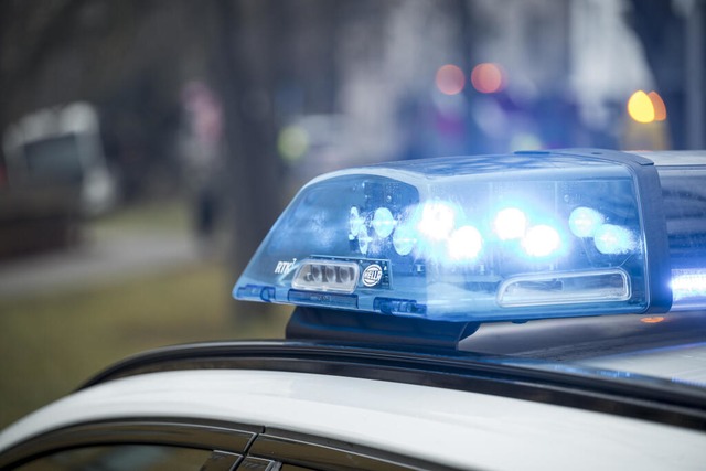 Ein Streit zwischen zwei Mnnern in Ba...letzt den anderen schwer (Symbolbild).  | Foto: Daniel Vogl (dpa)