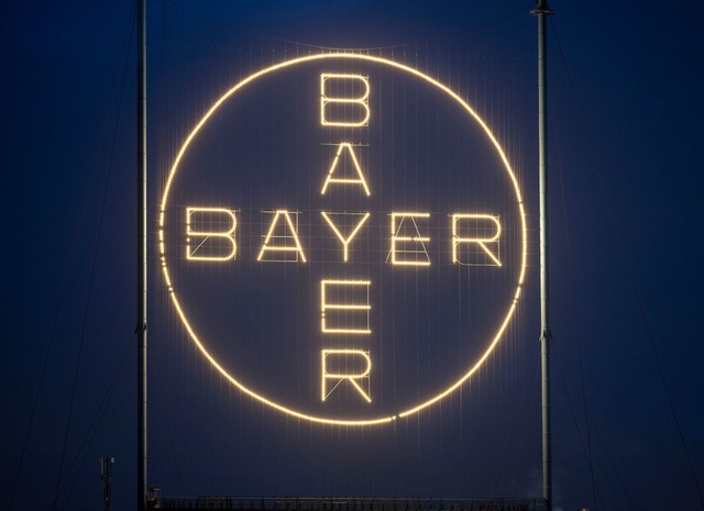 Beim Gesch&auml;ft mit Glyphosat-Pflanzenschutzmitteln bekommt Bayer Gegenwind.  | Foto: Thomas Banneyer/dpa