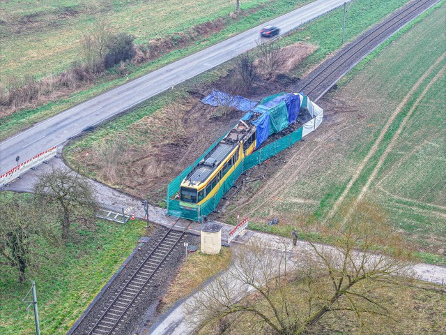 Blick auf die Unfallstelle  nach dem Z...eines Tanklasters mit einer Stadtbahn.  | Foto: Jason Tschepljakow (dpa)