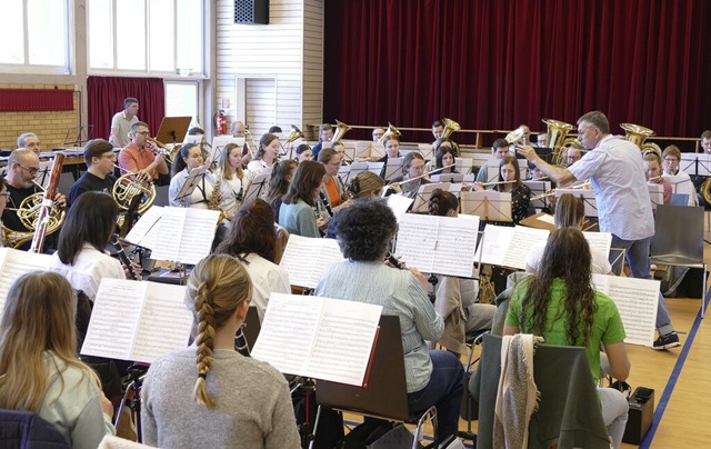 Dirigent Marco Kaulke probt akribisch ...em Orchester fr das Jubilumskonzert.  | Foto: Beate Zehnle-Lehmann