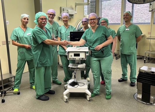 Freuen sich ber das neue Behandlungsg...eundeskreises Klinikum Lahr, mit Team.  | Foto: Klinikum