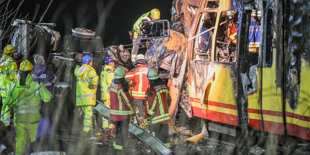 Blick auf die Unfallstelle nach dem Zu...eines Tanklasters mit einer Stadtbahn.  | Foto: Jason Tschepljakow (dpa)