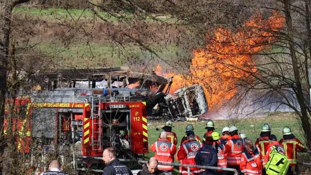 Flammen lodern nach einem Zusammensto...r Stadtbahn in der Nhe von Karlsruhe.  | Foto: Rene Priebe (dpa)