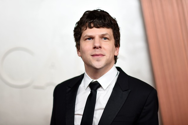 Jesse Eisenberg sehnt sich nach Lob durch den KI-Chatbot ChatGPT. (Archivbild)  | Foto: Richard Shotwell/Invision/dpa