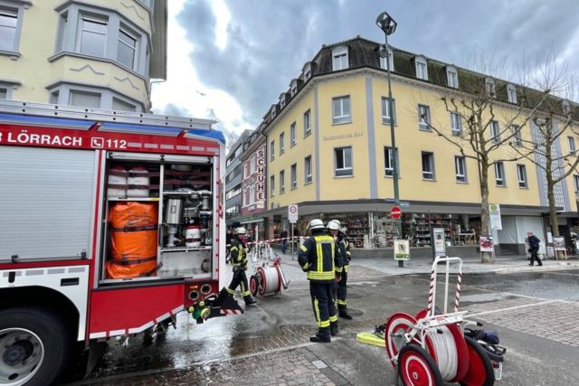 Lrracher Feuerwehr lscht Wohnungsbrand in der Fugngerzone - zwei Verletzte