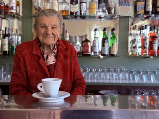 Mit 100 Jahren ist Ann Possi jeden Tag...uch, weil berall der Nachwuchs fehlt.  | Foto: Christoph Sator (dpa)