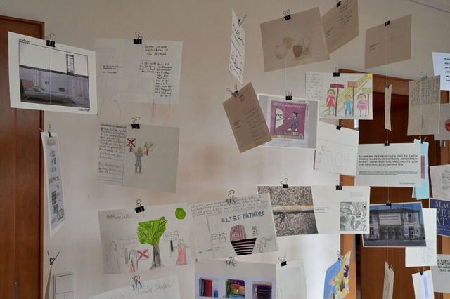 Knstlerinnen und Knstler, die in der...und ausstellten, sammelten Grukarten.  | Foto: Markus Zimmermann