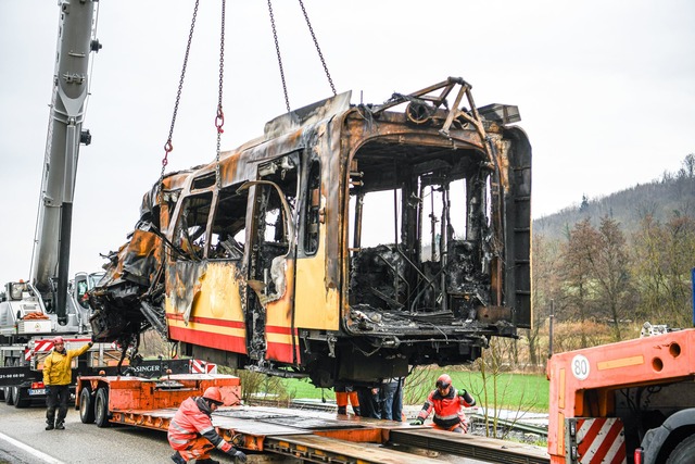 Ein Teil des ausgebrannten Stadtbahnwaggons kommt auf einen Tieflader.  | Foto: Jason Tschepljakow/dpa