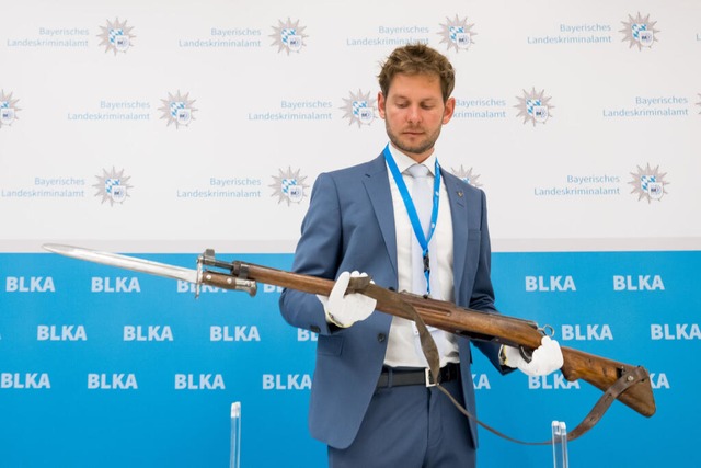 Ein Polizeibeamter hlt die Tatwaffe, ... Pressekonferenz im Landeskriminalamt.  | Foto: Tobias Hase (dpa)