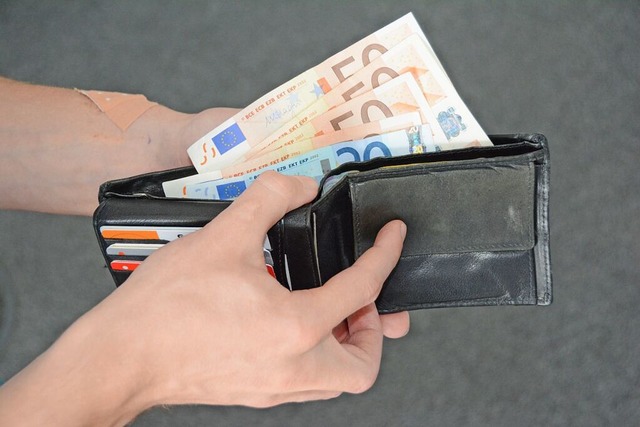 An der Bushaltestelle am Finanzamt in ...ngen Mann den Geldbeutel (Symbolfoto).  | Foto: Hannes Lauber