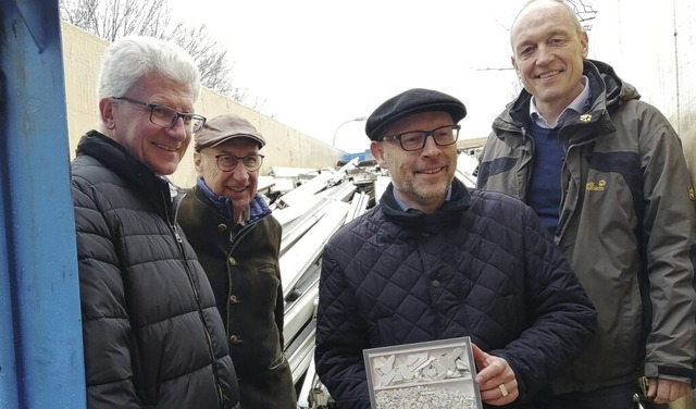 Die Macher des Sanierungsobjekt&#8220;...h die Altfensterrahmen werden reyclet.  | Foto: Winfried Kninger