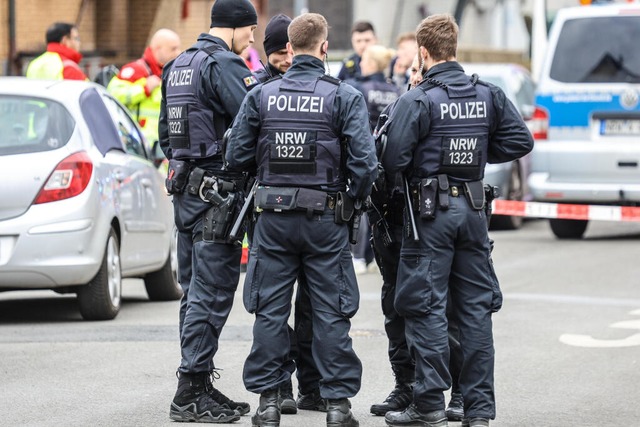 Bei einem Groeinsatz der Polizei in D...abgabe aus einer Dienstwaffe gekommen.  | Foto: Alex Talash (dpa)