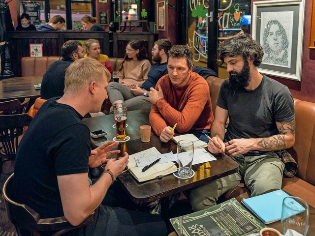 Die Gste beim Pub Quiz im &#8222;Osca... zehn Fragen jeder Quizrunde zu lsen.  | Foto: Maximo-Hans Musielik