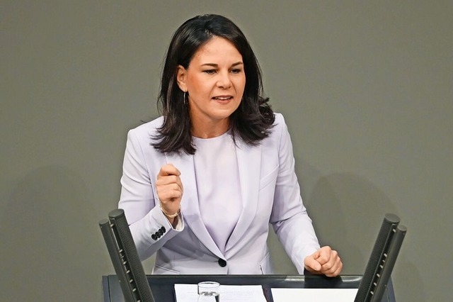 Auenministerin Annalena Baerbock (Bn...rnen) spricht im Plenum im Bundestag.  | Foto: Anna Ross (dpa)