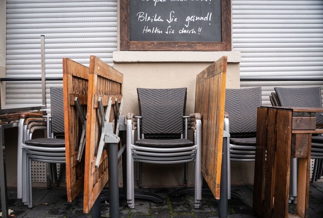 Restaurants, Bars und Caf&eacute;s mus...lang geschlossen bleiben. (Archivbild)  | Foto: Frank Rumpenhorst/dpa