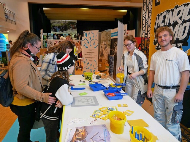 Katharina McKendry und ihre Kinder im ...er Vielfalt an Berufsbildern vertraut.  | Foto: Michael Gottstein