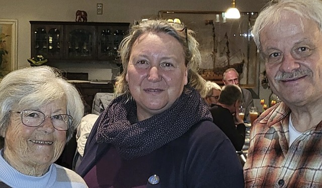 Die Vorsitzende Manuela Ramsteiner (Mi...r langjhrige Mitgliedschaften geehrt.  | Foto: Gerd Leutenecker