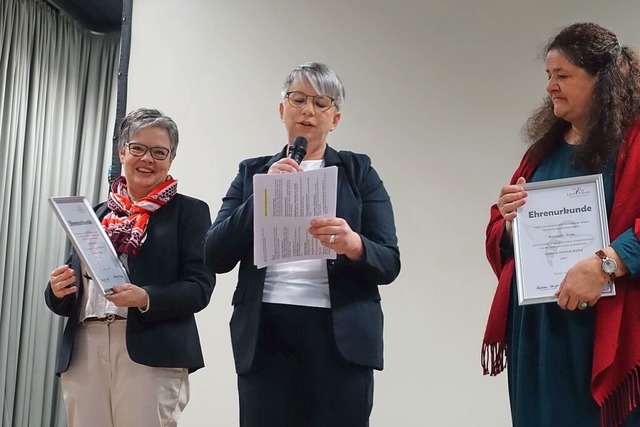 Karola Morath (links) ist nun Ehrenvor...Alexandra Hainke bergab die Urkunden.  | Foto: Heidi Rombach