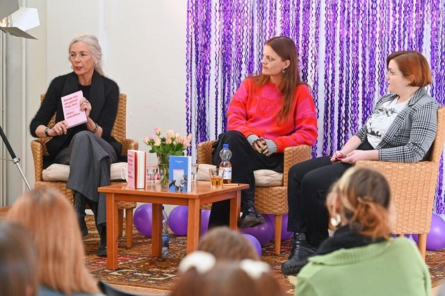 Bettina Schulte (links), Pauline Fabe...Mitte) und Moderatorin Michelle Lgler  | Foto: Thomas Kunz