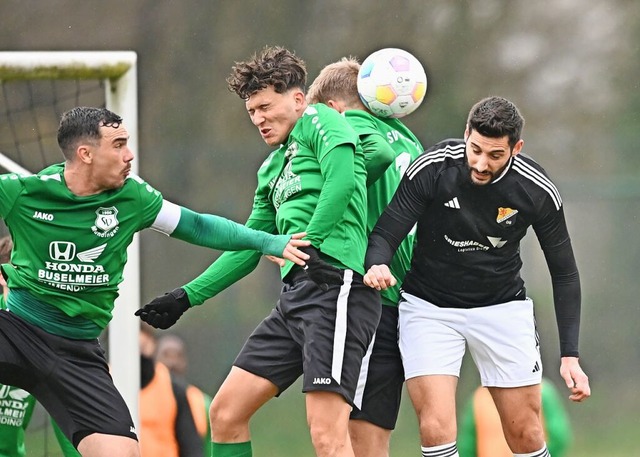 Der SV Mundingen, hier mit Kapitn Phi...nburg, rechts mit Moritz Hackenberger.  | Foto: Achim Keller