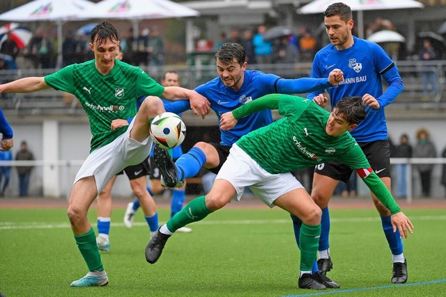 Die Zeller Michael Kuttler (links) und... rechts) im Duell mit Manuel Boll (SG)  | Foto: Gerd Grndl