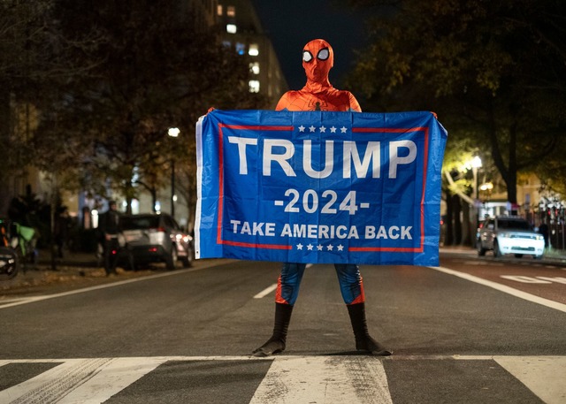 Trump-Unterst&uuml;tzer im Spider-Man-...;sidentschaftswahl 2024 in Washington.  | Foto: Probal Rashid/ZUMA Press Wire/dpa