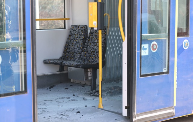 In der fahrenden Stra&szlig;enbahn sol...l;ttet und dann angez&uuml;ndet haben.  | Foto: Bodo Schackow/dpa