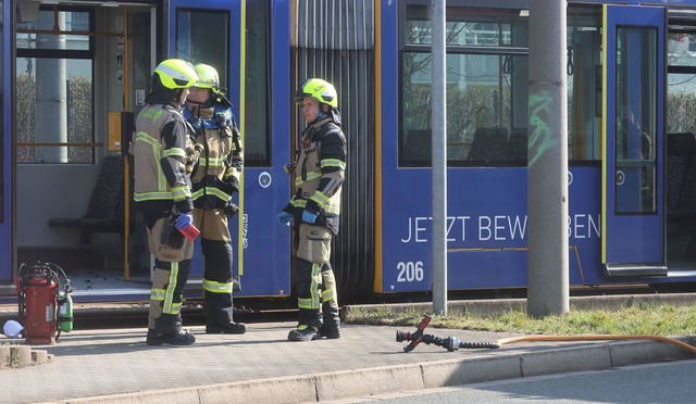 Einsatzkr&auml;fte von Polizei und Feu...;enbahn in Gera am Sonntag im Einsatz.  | Foto: Bodo Schackow/dpa