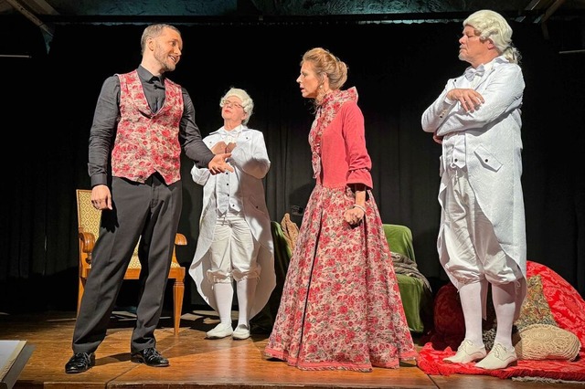 Julien (Philipp Braunhart, links) im G...euser) und Courtenois (Karin Cannie).   | Foto: Regina Erb-Schalk