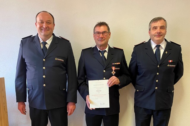 Novum: Fr 50 Jahre aktive Feuerwehrla...istian Heizmann (links) ausgezeichnet.  | Foto: Feuerwehr Lffingen