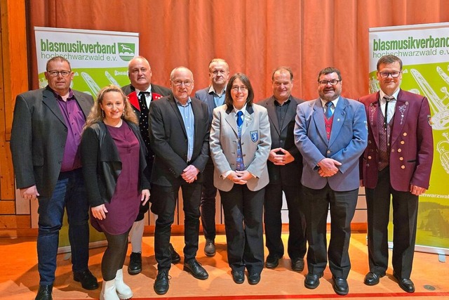 100 Jahre Blasmusikverband Hochschwarz...inks) mit seinen 45 Mitgliedsvereinen.  | Foto: Christa Maier