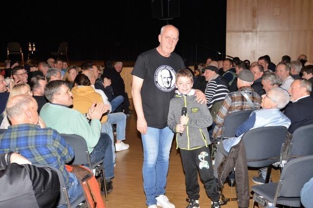 Mario Basler zeigt  in Schopfheim, dass er nicht nur mit dem Ball, sondern auch Worten umgehen kann