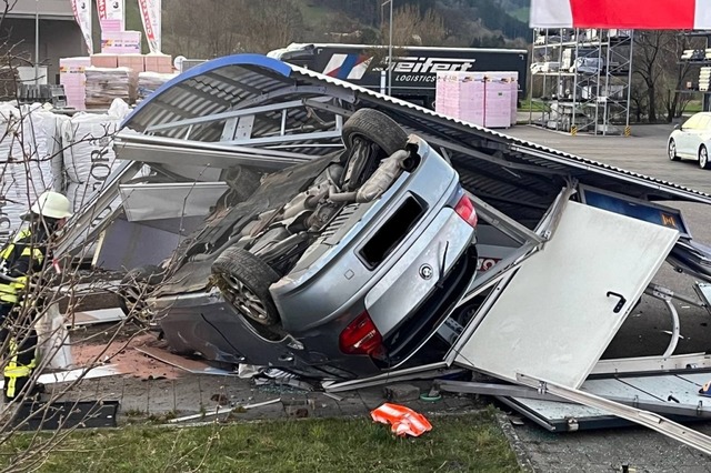 Eines der beiden Fahrzeuge vom Unfall ...ag. Beide Fahrzeuge berschlugen sich.  | Foto: Feuerwehr Waldkirch