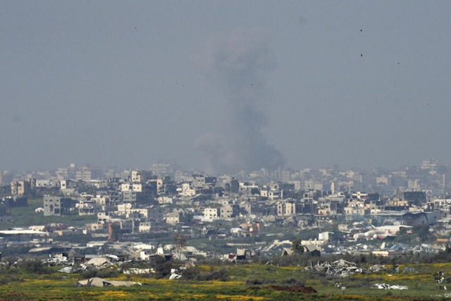 Rauch steigt nach einem israelischen B... der Waffenruhe vor rund zwei Monaten.  | Foto: Ohad Zwigenberg (dpa)