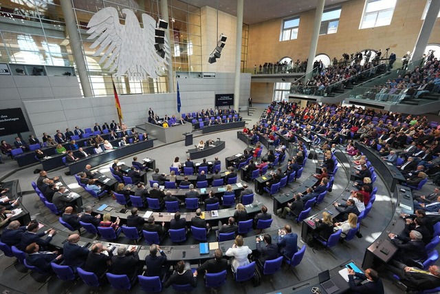 Die von Union, SPD und Grnen angestre...tretern der drei Fraktionen zu stehen.  | Foto: Michael Kappeler (dpa)