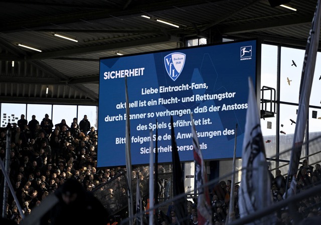 Ein Hinweis auf einer Anzeigetafel in ...kfurter Fans ein Fluchttor blockieren.  | Foto: Anke Wlischmiller (dpa)