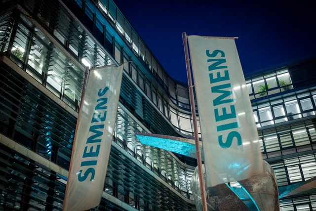 Auch Siemens baut Jobs ab.  | Foto: Peter Kneffel/dpa